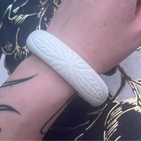 Vintage 70s Carved Pure White Lucite Bangle Bracelet Leaves Pattern A3 - Picture 5 of 13
